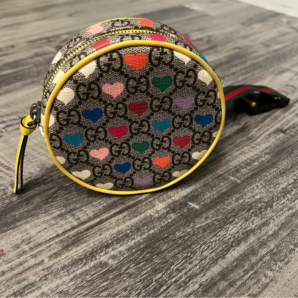 Authentic Gucci Pre-Owned
2016-2023 GG Supreme Kids Hearts belt bag - Picture 2 of 10